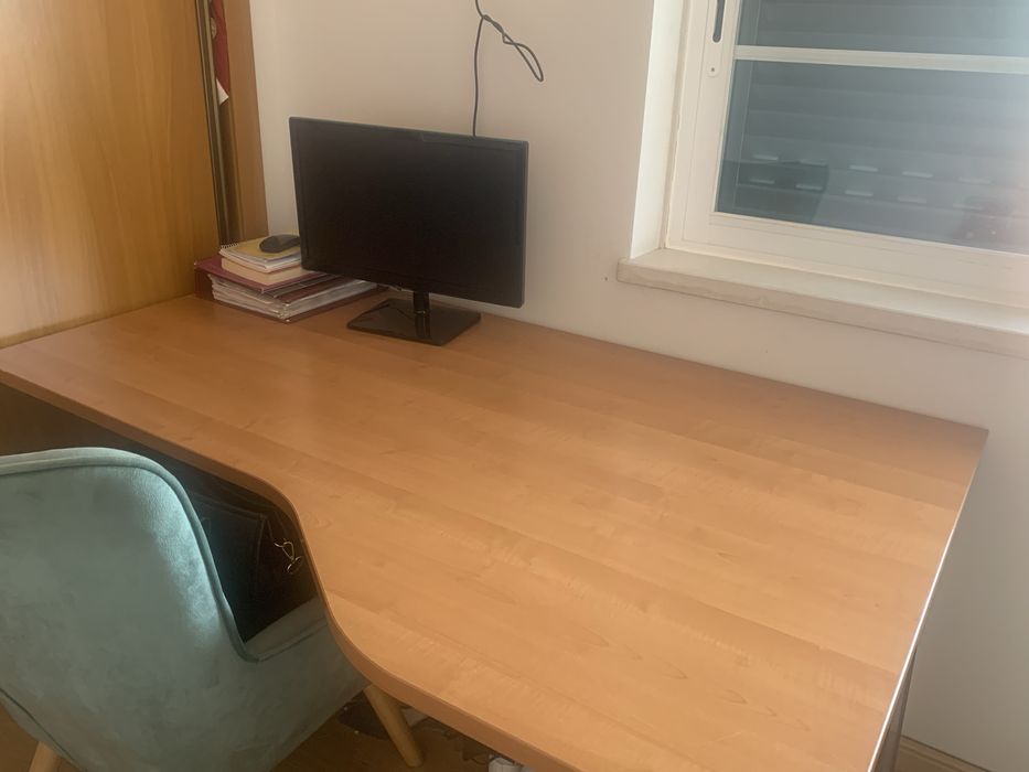 Mesa de escritorio tampo madeira e pes pretos