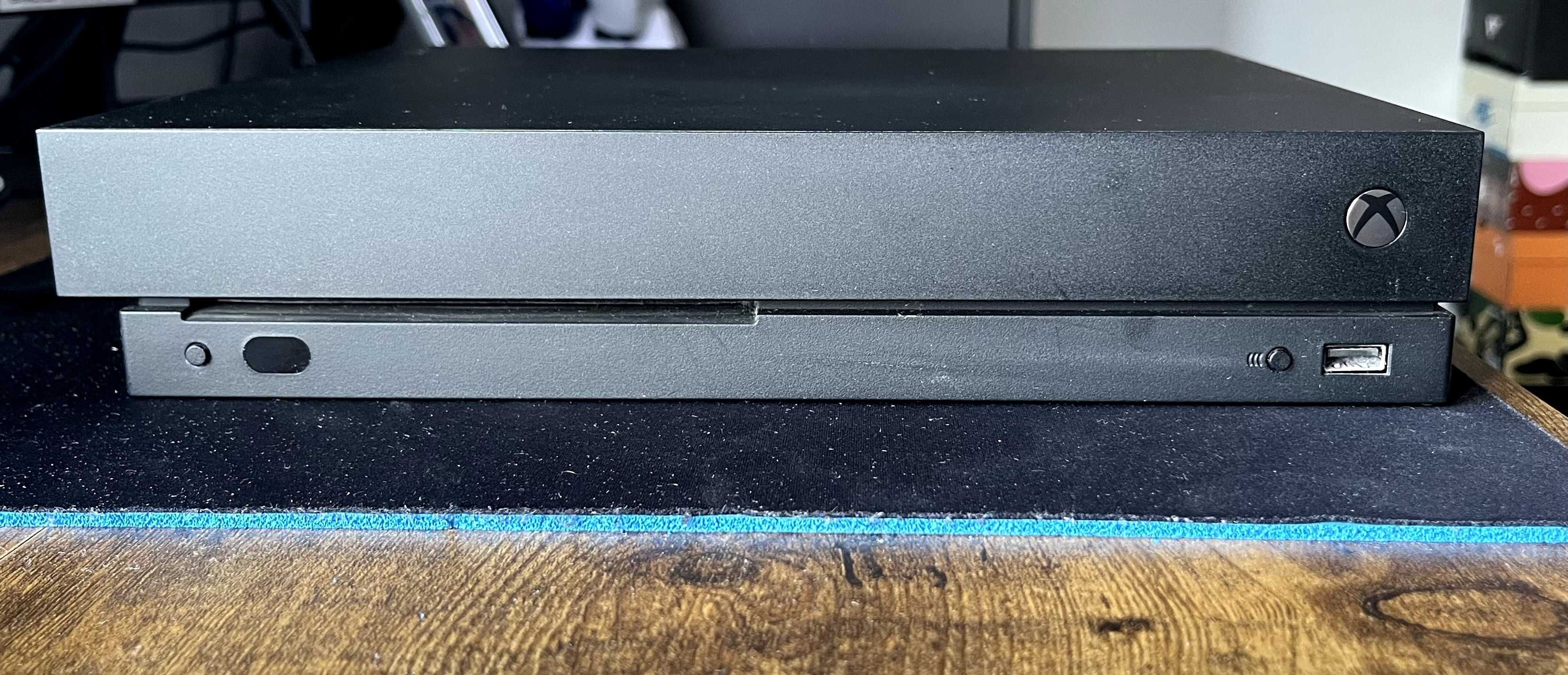 XBOX ONE X 1TB + 2 pady xbox + 3 gry