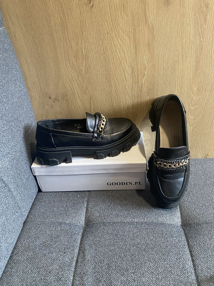 Buty 38 półbuty czarne z ozdobnym łańcuchem loafersy
