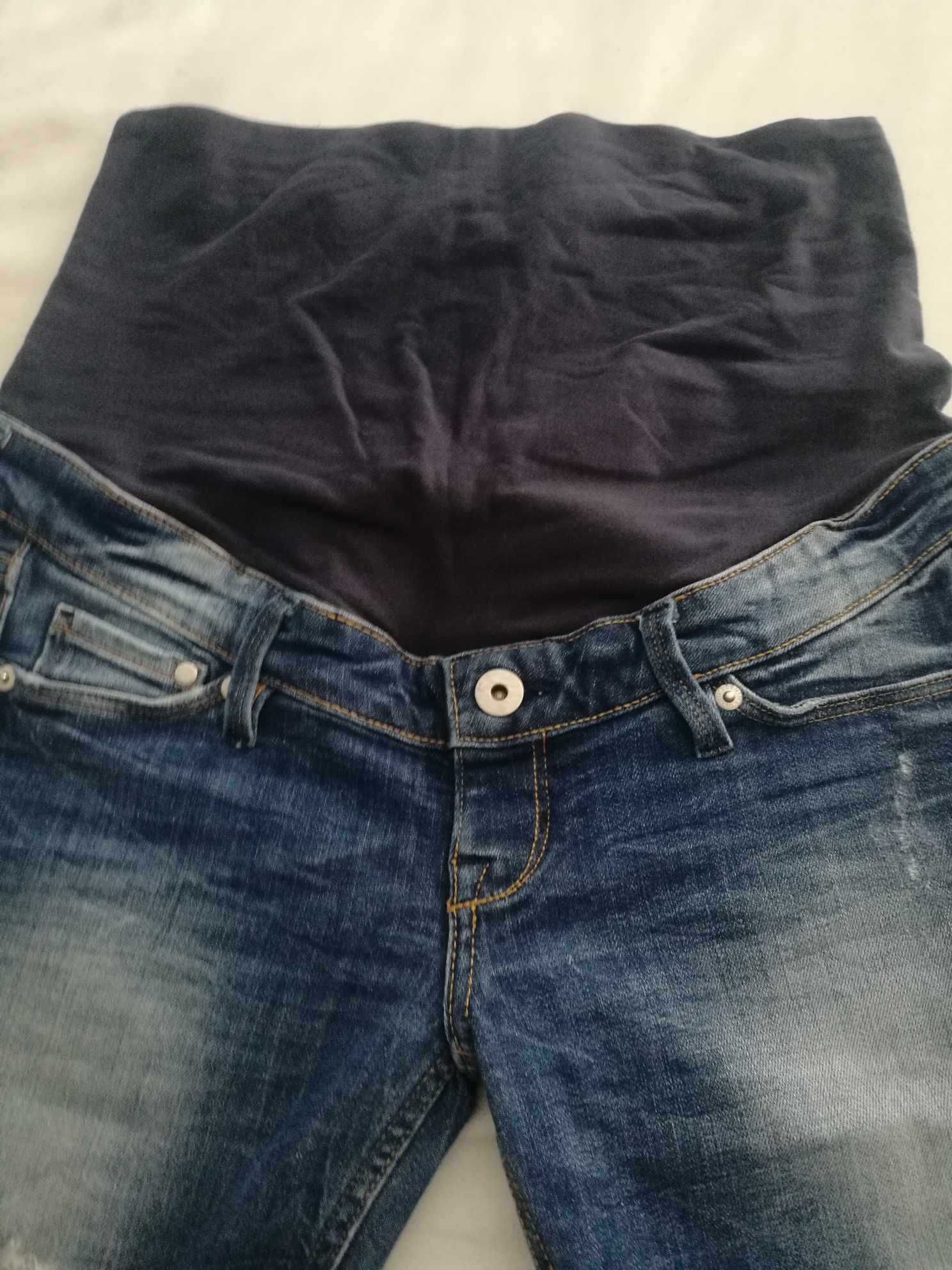 Ciążowe spodnie jeansowe z dziurami.