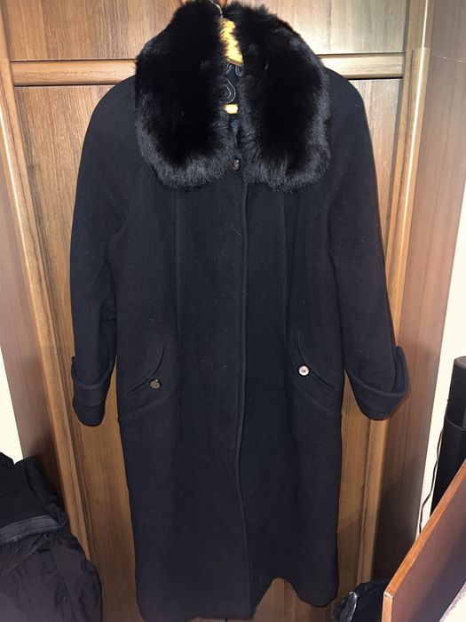 Пальто чорне з хутром