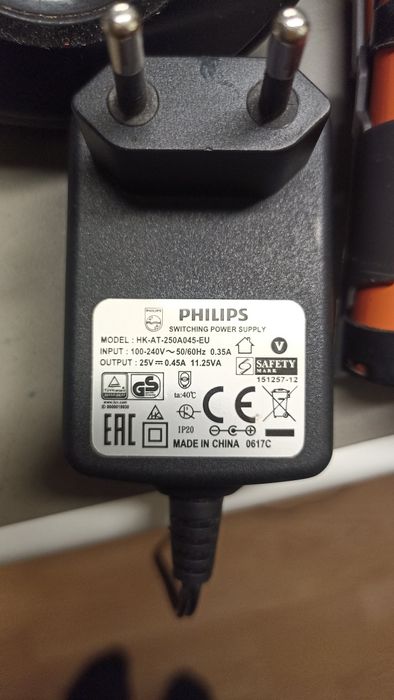 Emerytalna wyprzedaż. Odkurzacz bezprzewodowy Philips w zestawie.