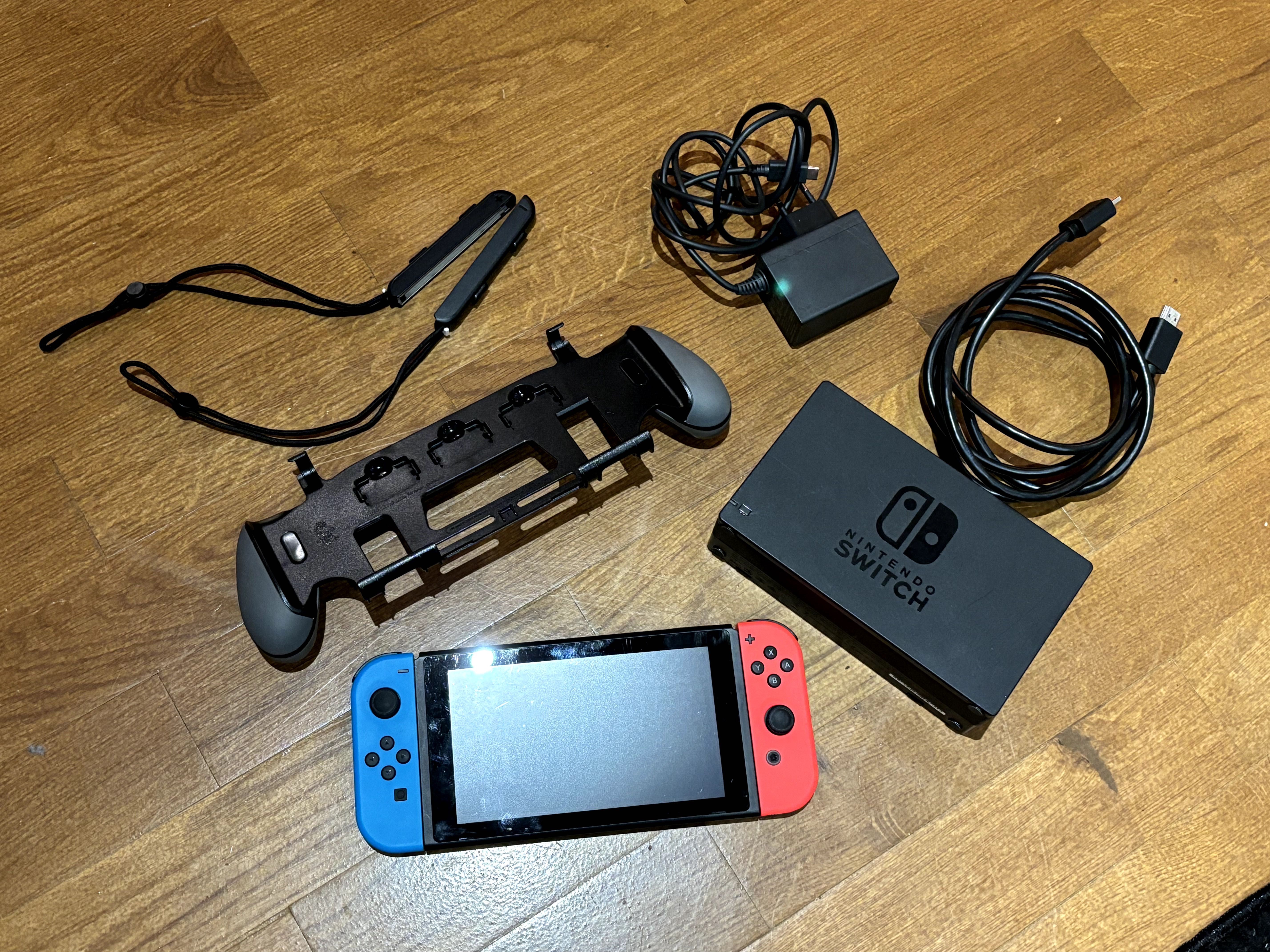 Nintendo Switch + GripStand + JoyCon