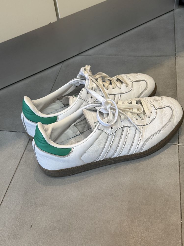 Tenis adidas brancos e verdes