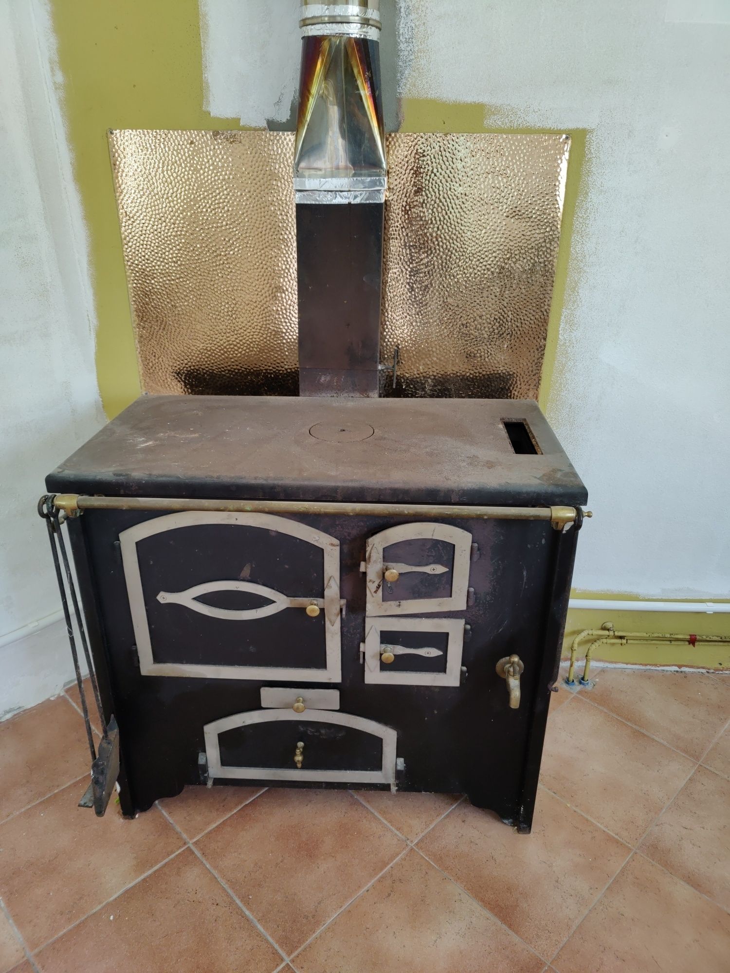 Fogão a Lenha Antigo em Ferro Fundido – Com Forno e Tubo de Chaminé