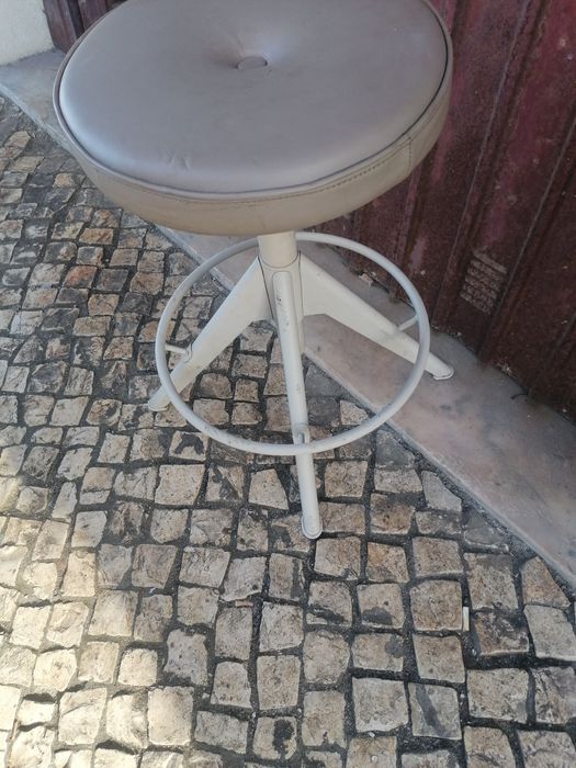 Banco antigo em bom estado