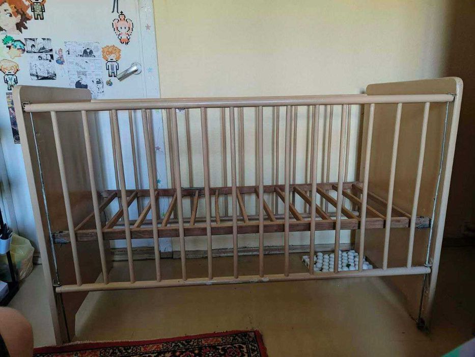 Дитяче ліжечко, комбіноване. Передня решітка опускається.