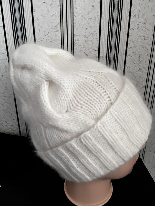 Шапка женская из итальянской ангоры, белая, ручная работа