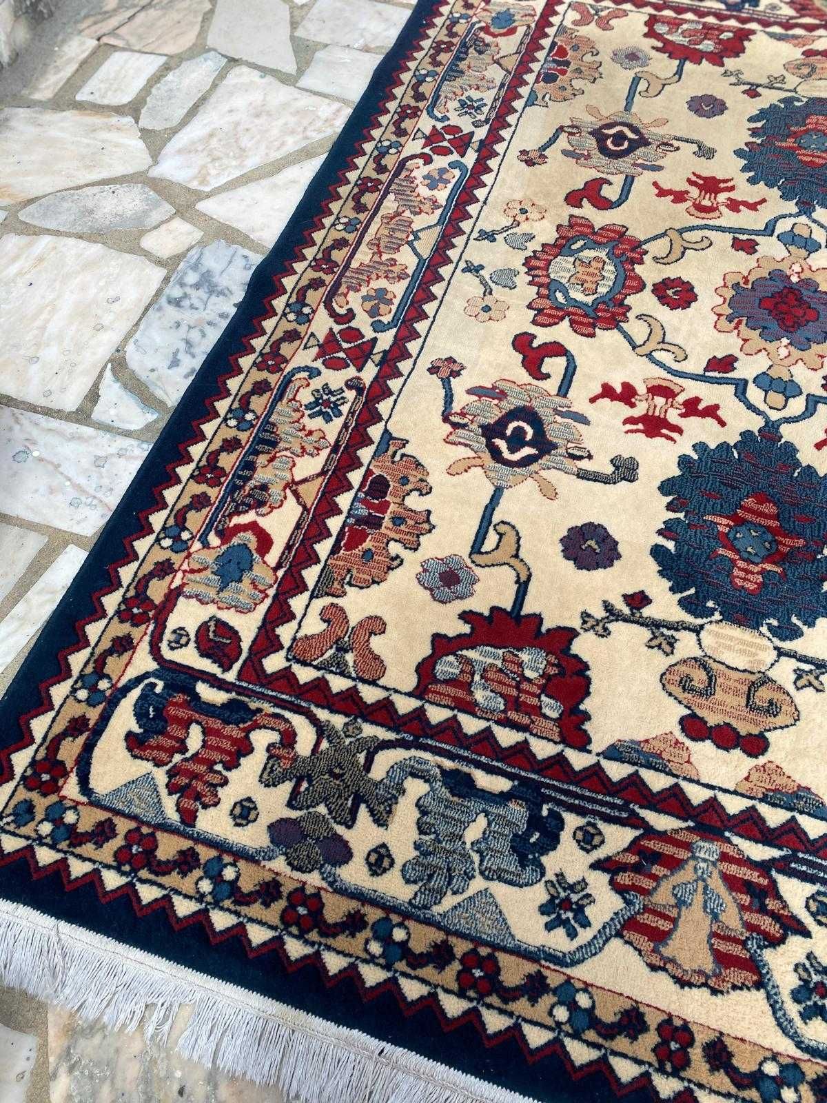 Carpete Persa com base em creme e outros tons como vermelho e azul