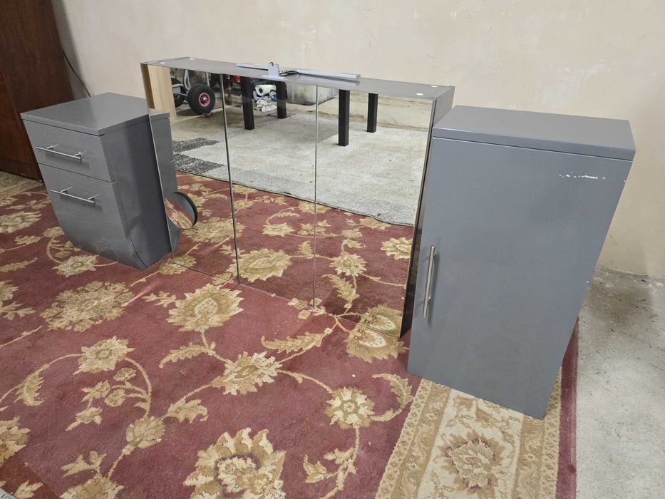 Zestaw mebli łazienkowych na wysoki połysk, lustro i szafki