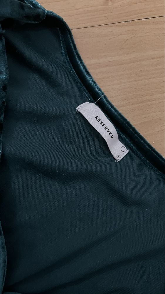 Welurowa sukienka Reserved