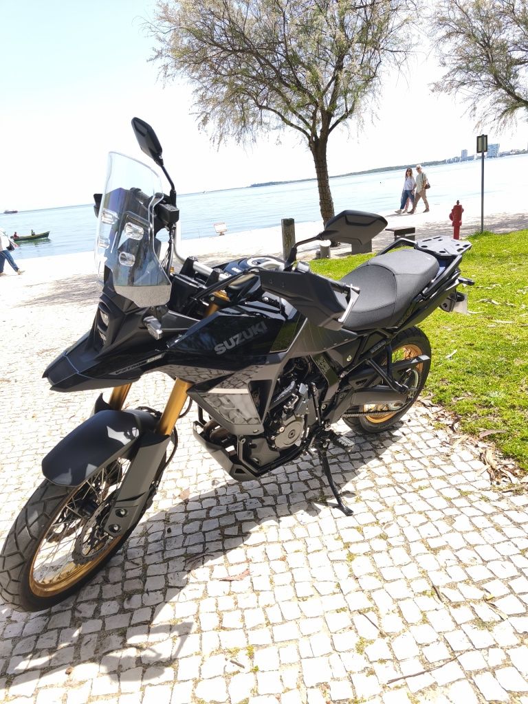Vstrom 800DE 2023, com apenas 2.400km,estudo troca, por carro familiar