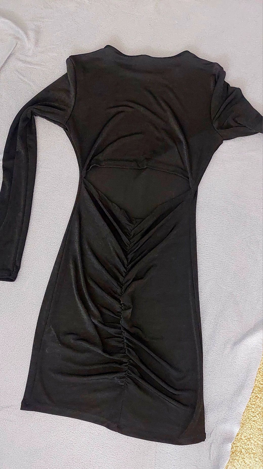 Czarna sukienka z wycięciem na plecach