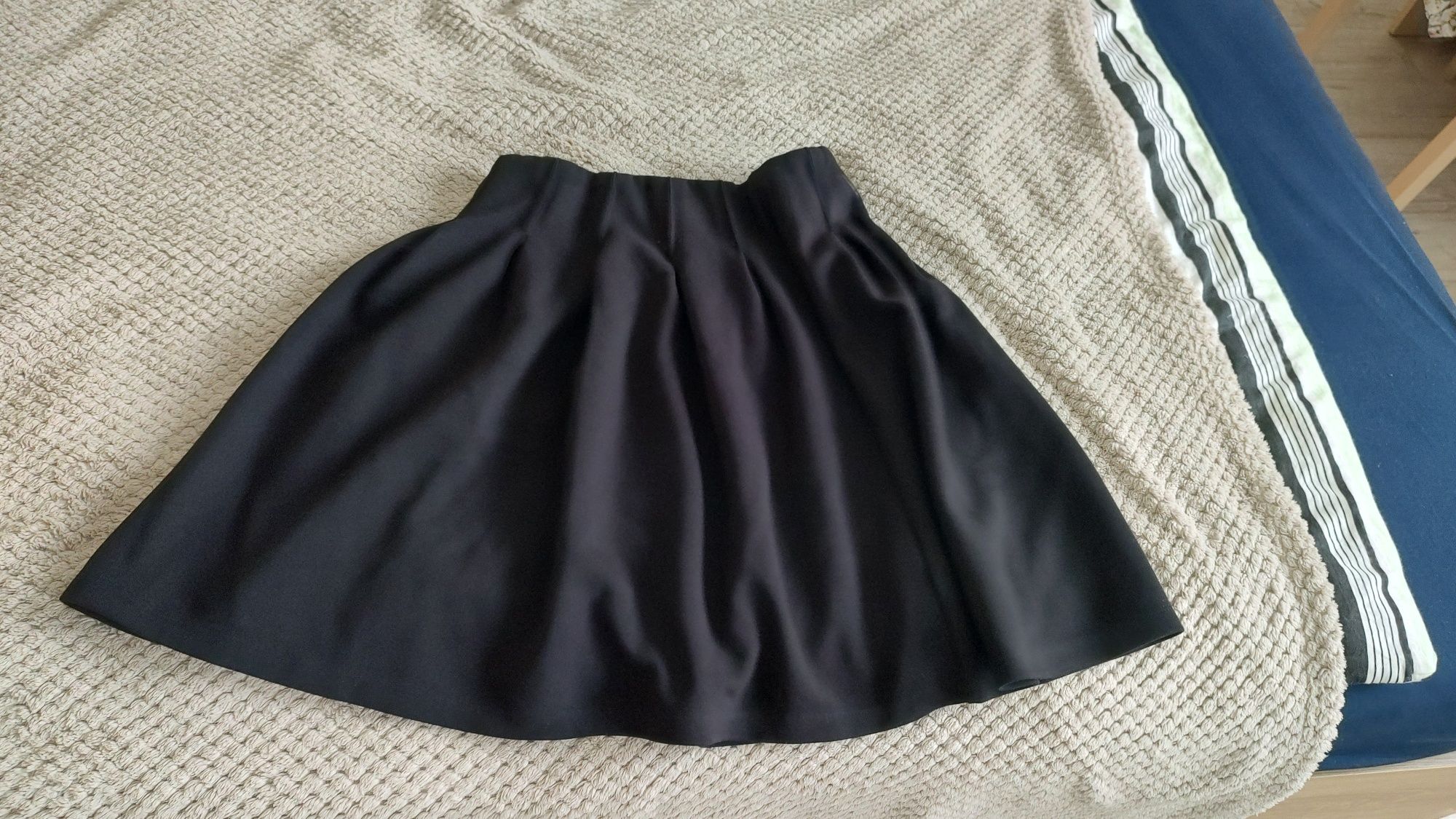 Spódnica rozkloszowana czarna Reserved rozmiar 38