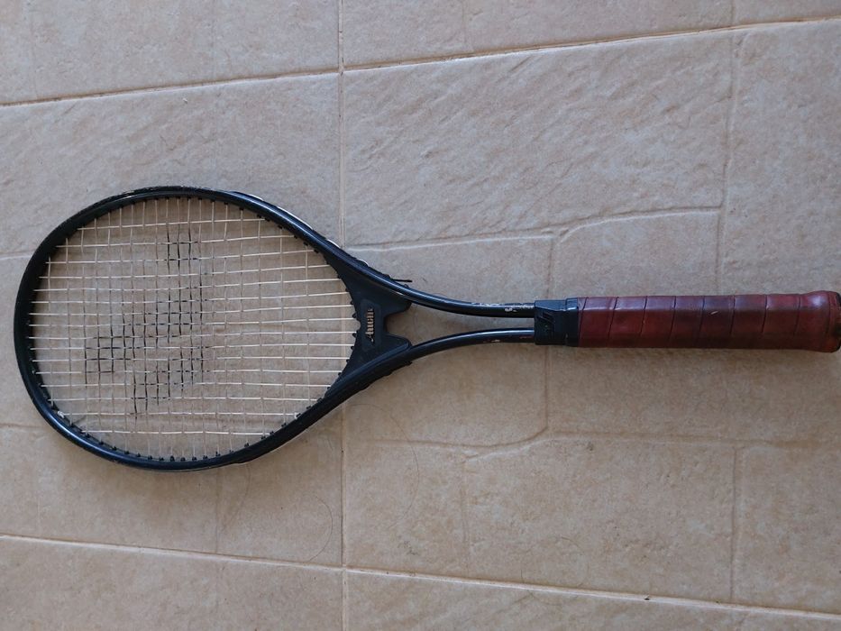 Теннисная ракетка