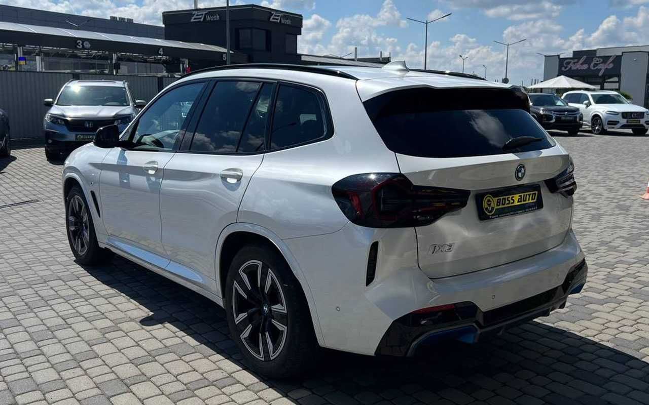 BMW iX3 2021 року