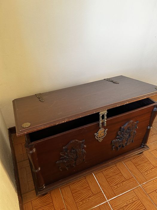 Baú antigo em madeira