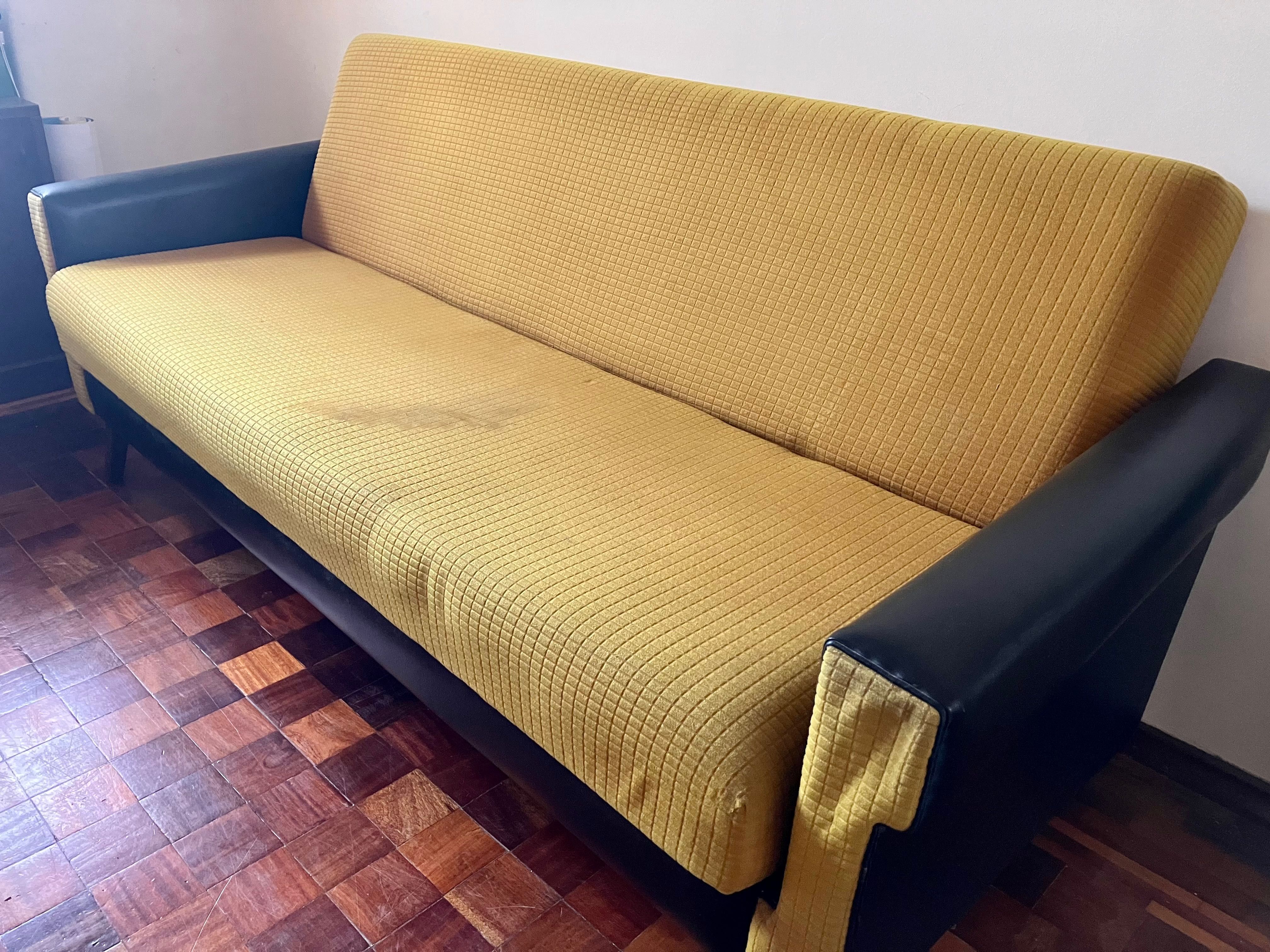 Sofá-cama vintage em veludo (anos 60)
