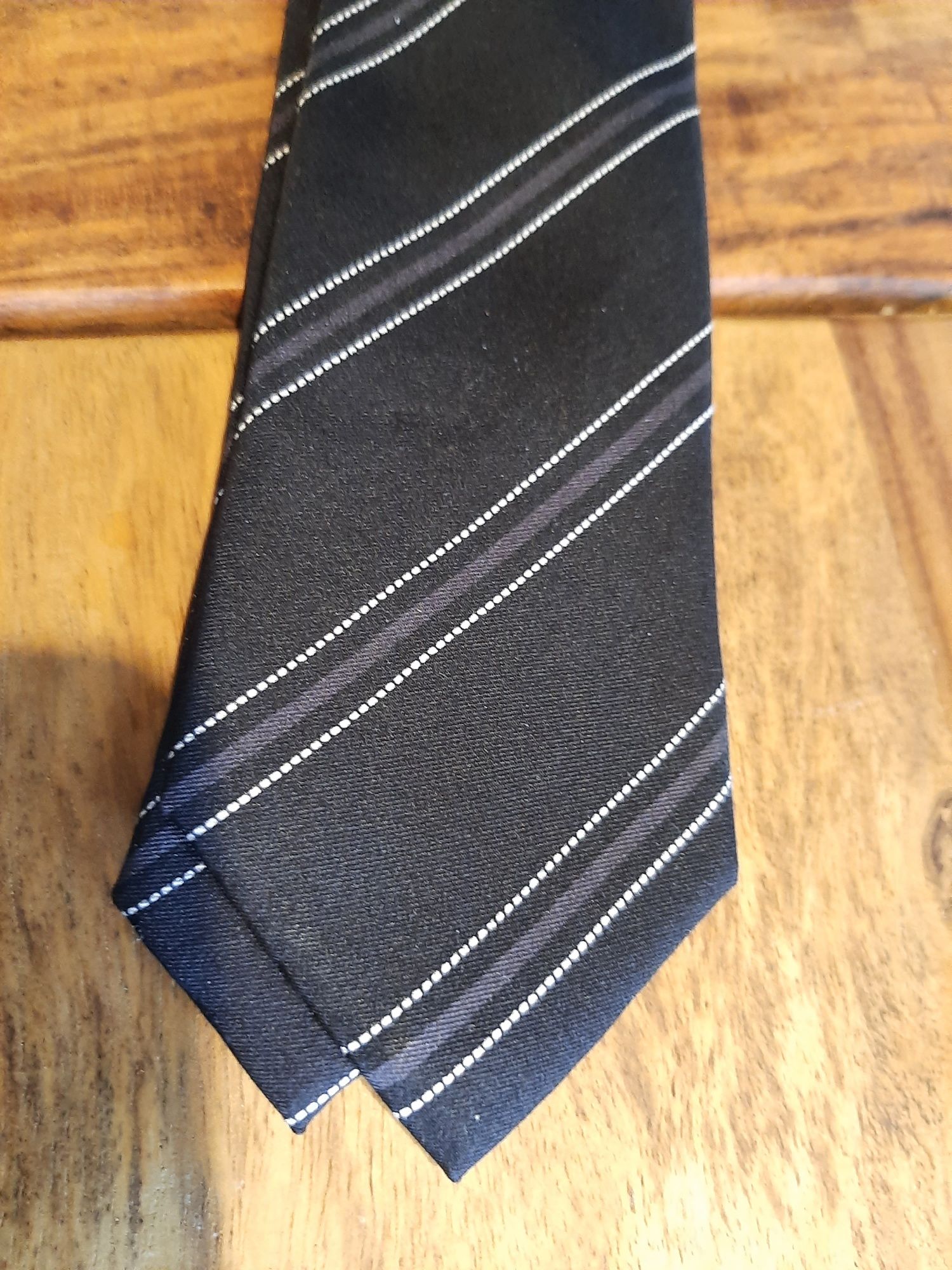 Krawat jedwabny, wąski, czarny, poprzeczne paski