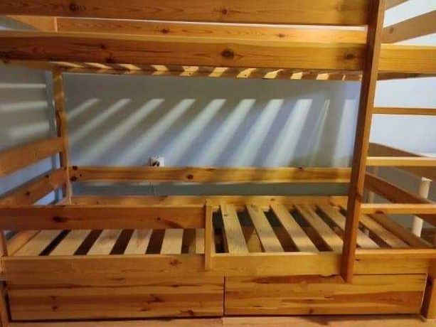 Łóżko piętrowe drewniane z szufladami