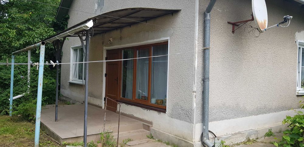 Будинок з гаражем та ділянкою