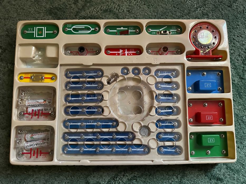 Електронний конструктор "Знаток"