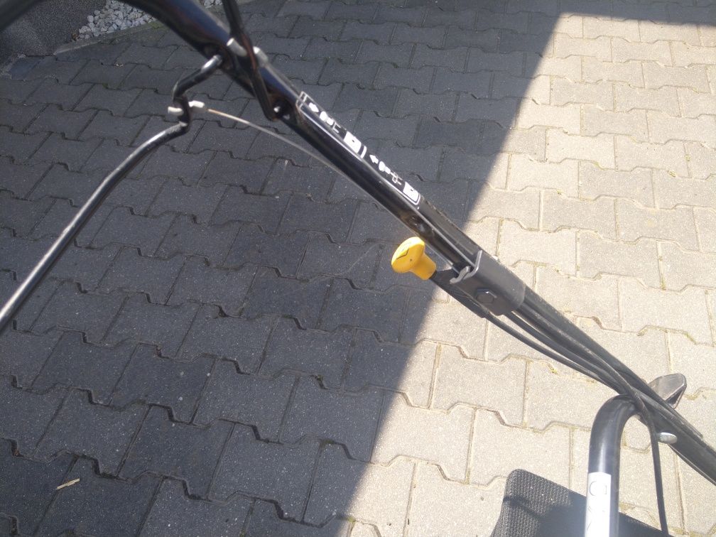 Kosiarka spalinowa z napędem gotowa do pracy