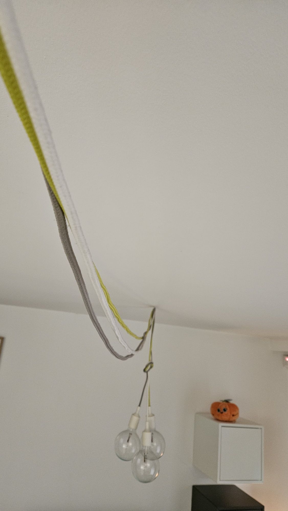 Lampa - Kolorowe kable w oplocie i żarówki