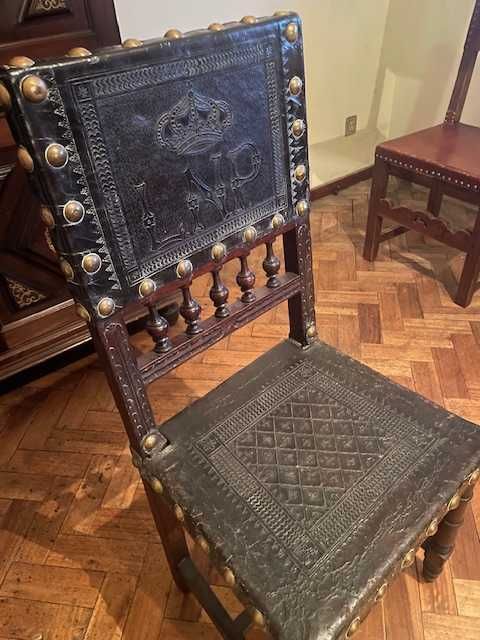 Cadeira de couro antiga