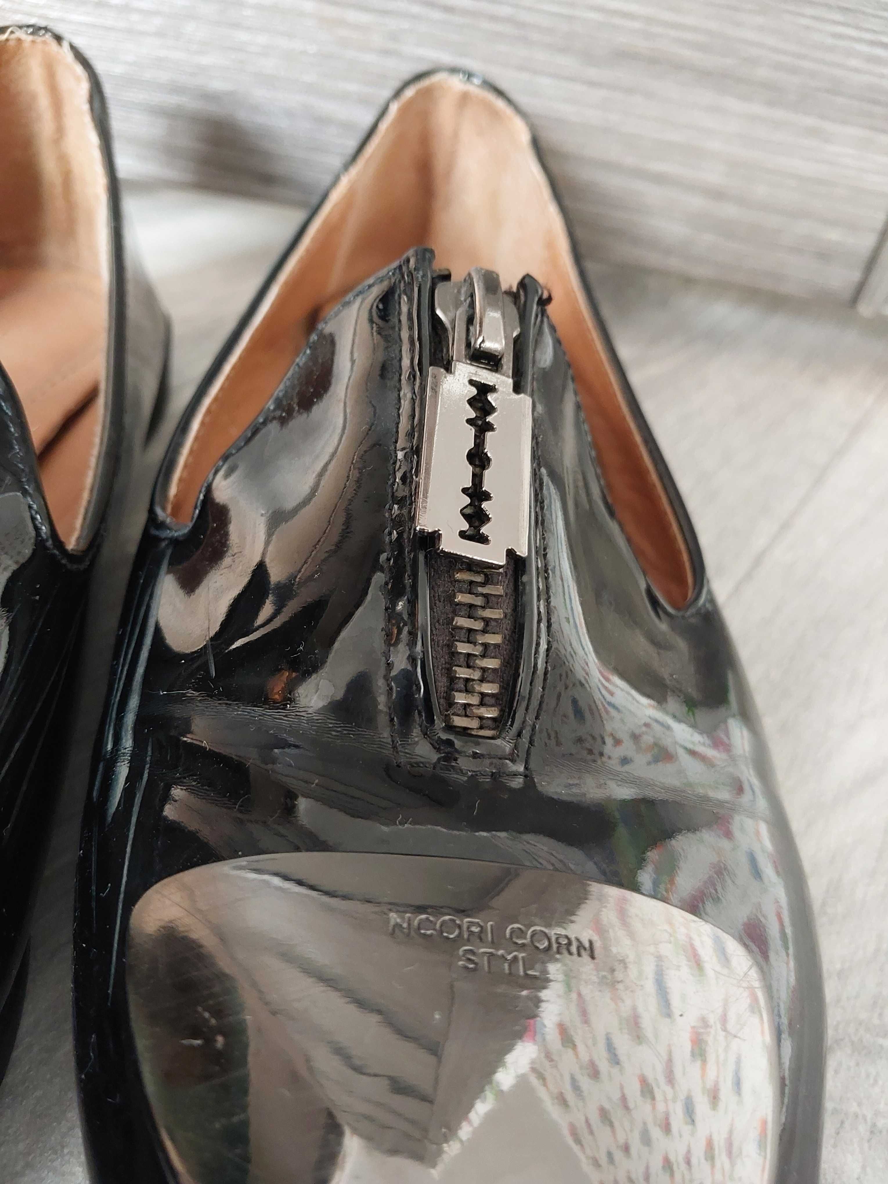 Женские туфли с металлическими вставками