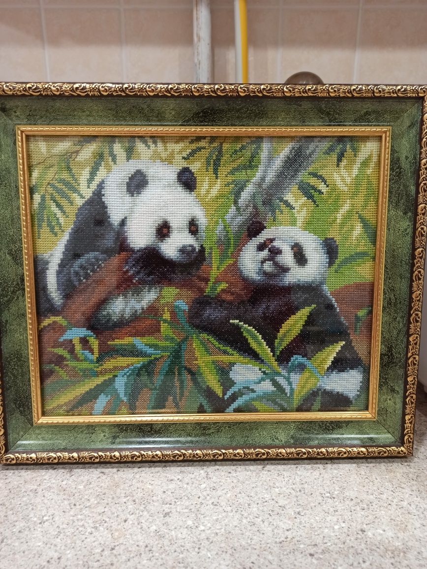 Вышитая картина"Панды в лесу".