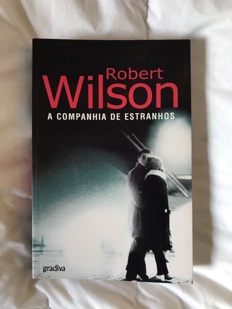 A Companhia de Estranhos - Robert Wilson COM PORTES