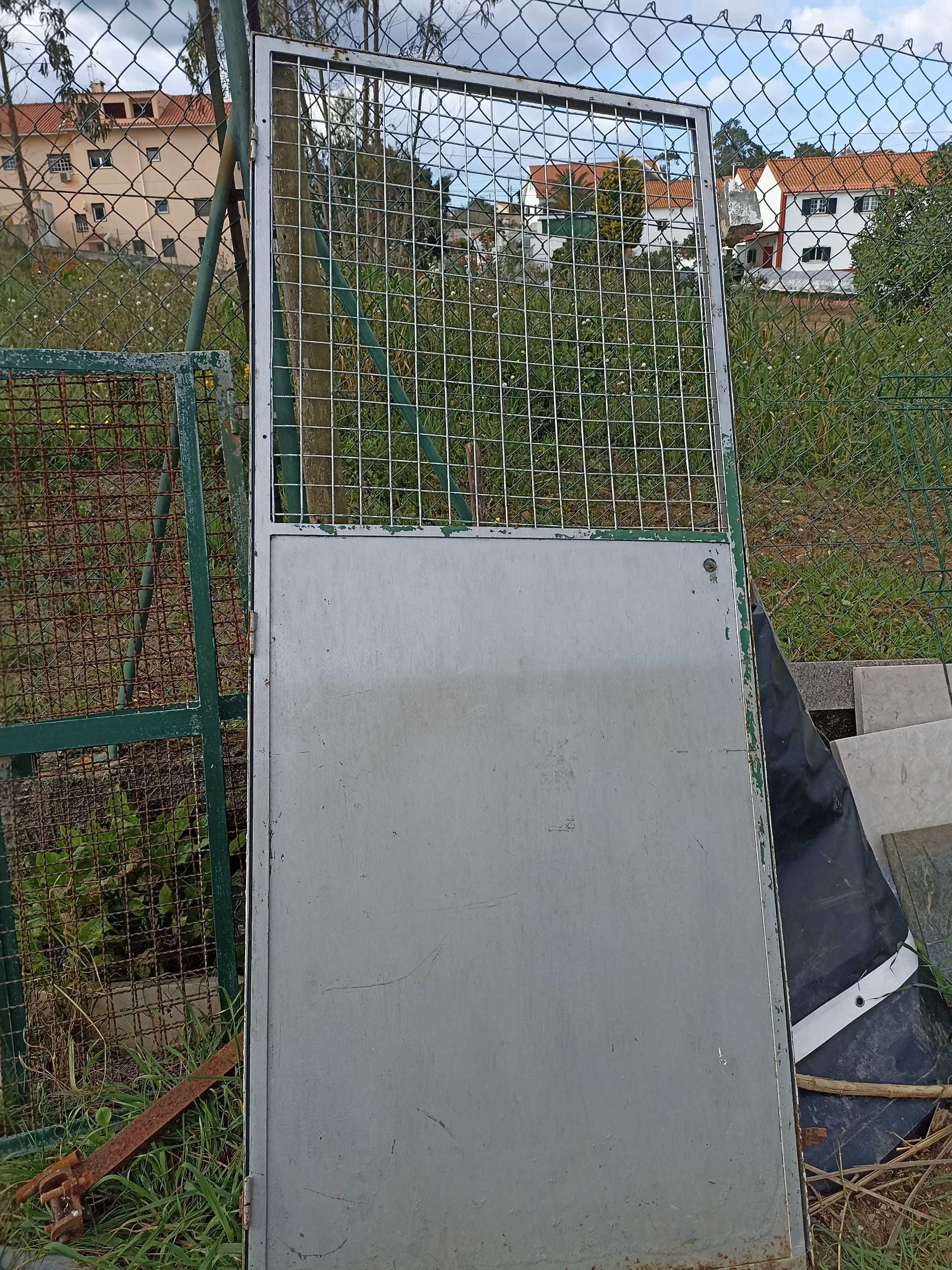 Porta de ferro boa para canil o arrumos