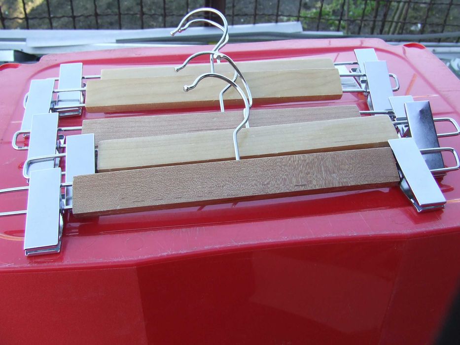 Wieszaki do ubrań. Lite liściaste drewno. Po 1 zł.