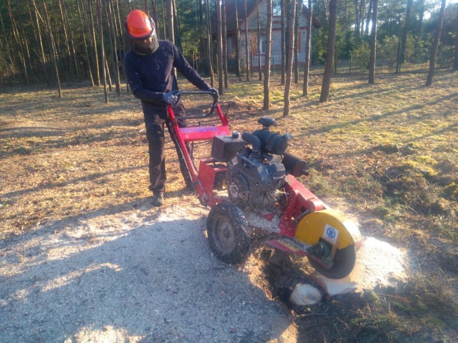 Wycinka drzew i krzewów. Prace wysokościowe. Frezowanie pni . Rębak.