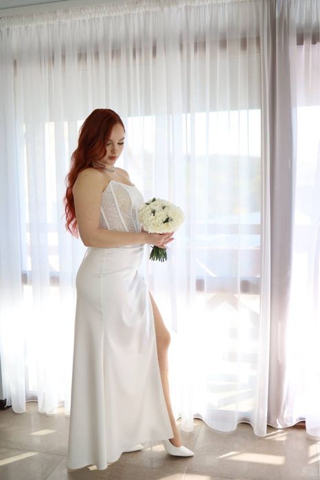 Біла весільна сукня