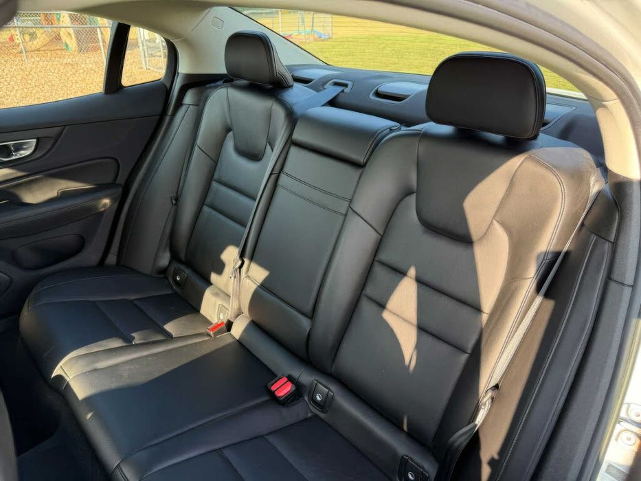 Volvo S60 B5 Core Dark Theme      2024