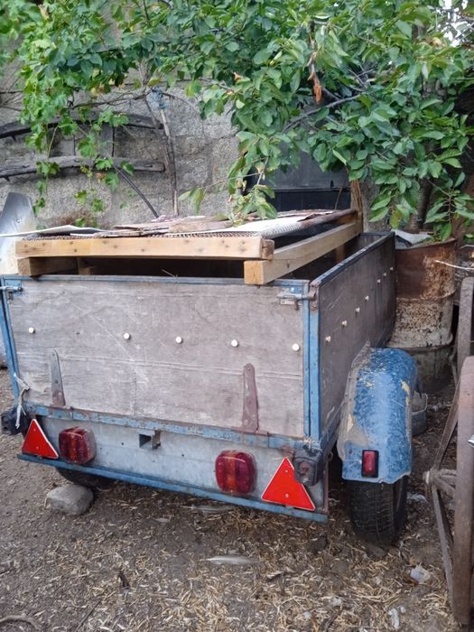 Reboque para atrelar a veículos ligeiros