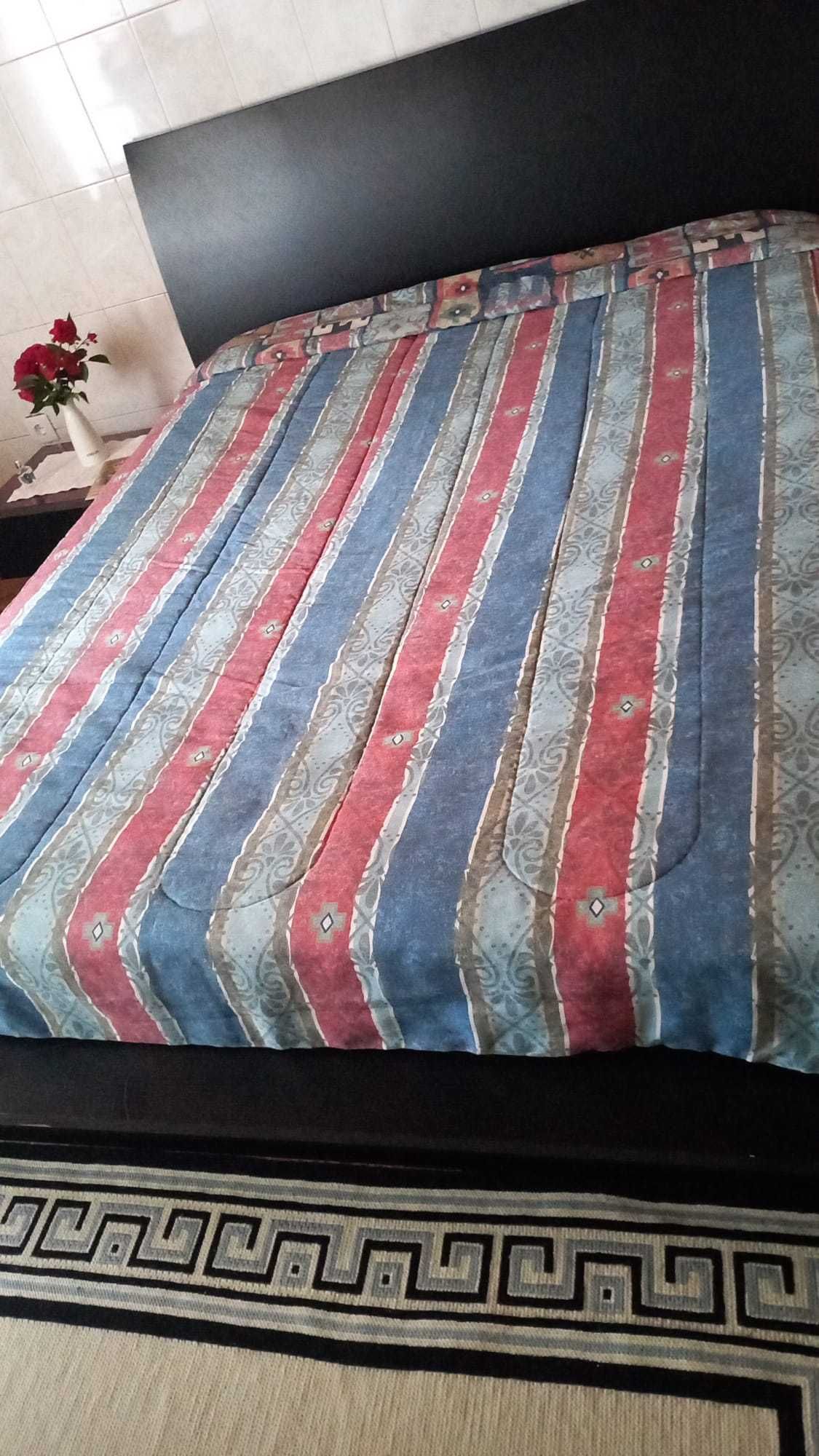 Conjunto de quarto com cama + cómoda + mesas de cabeceira