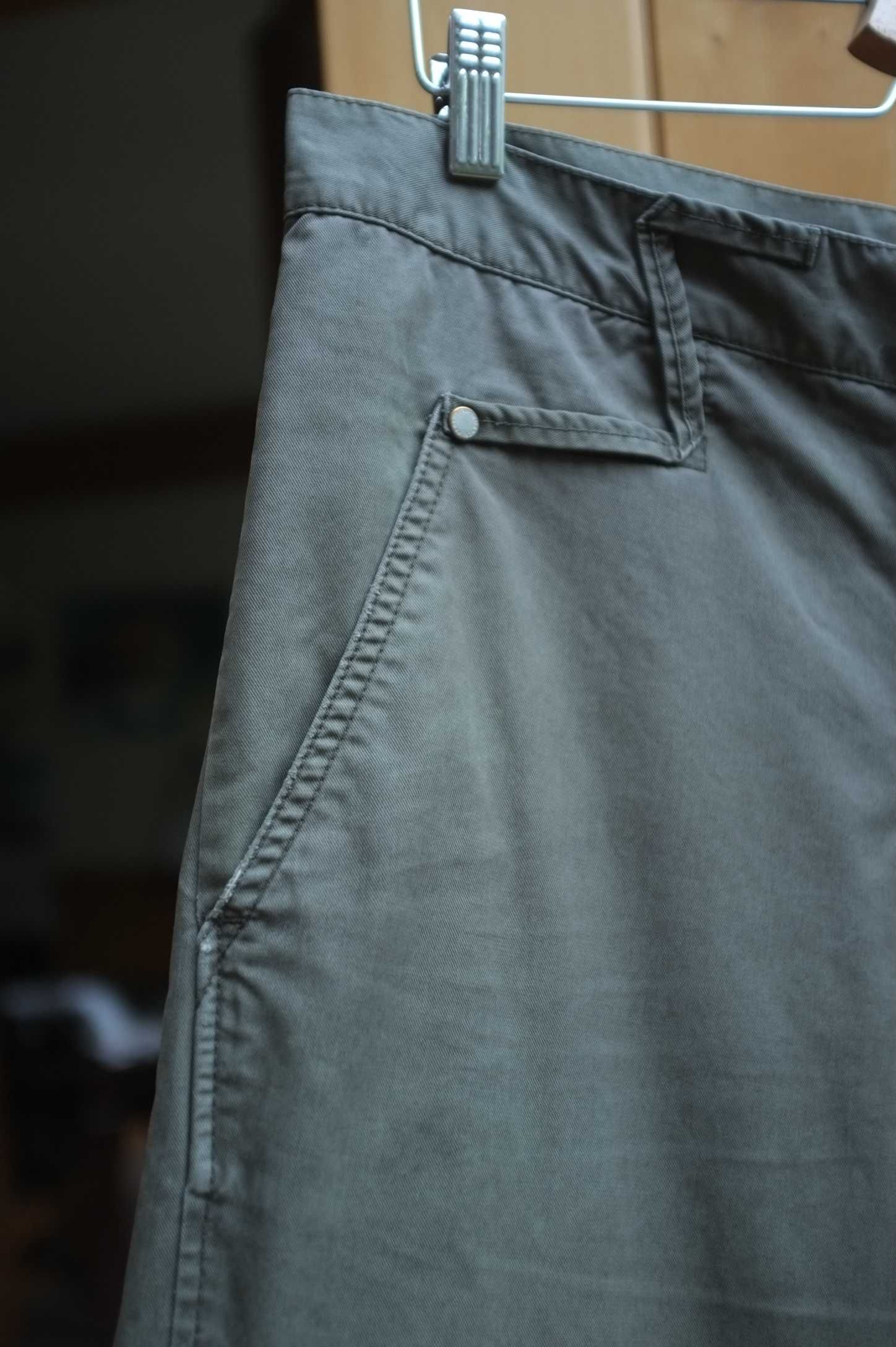 zielone trekkingowe płócienne spodnie Peak Performance khaki W30 L32
