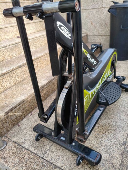 Vendo elíptica profissional BH Fitwalking com volante de inércia.