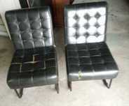 2 cadeirões pretos