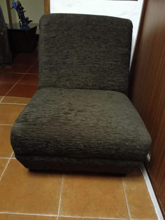 2 sofás castanho escuro em bom estado