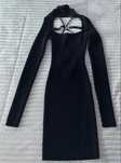 Vestido preto cruzado nas costas.