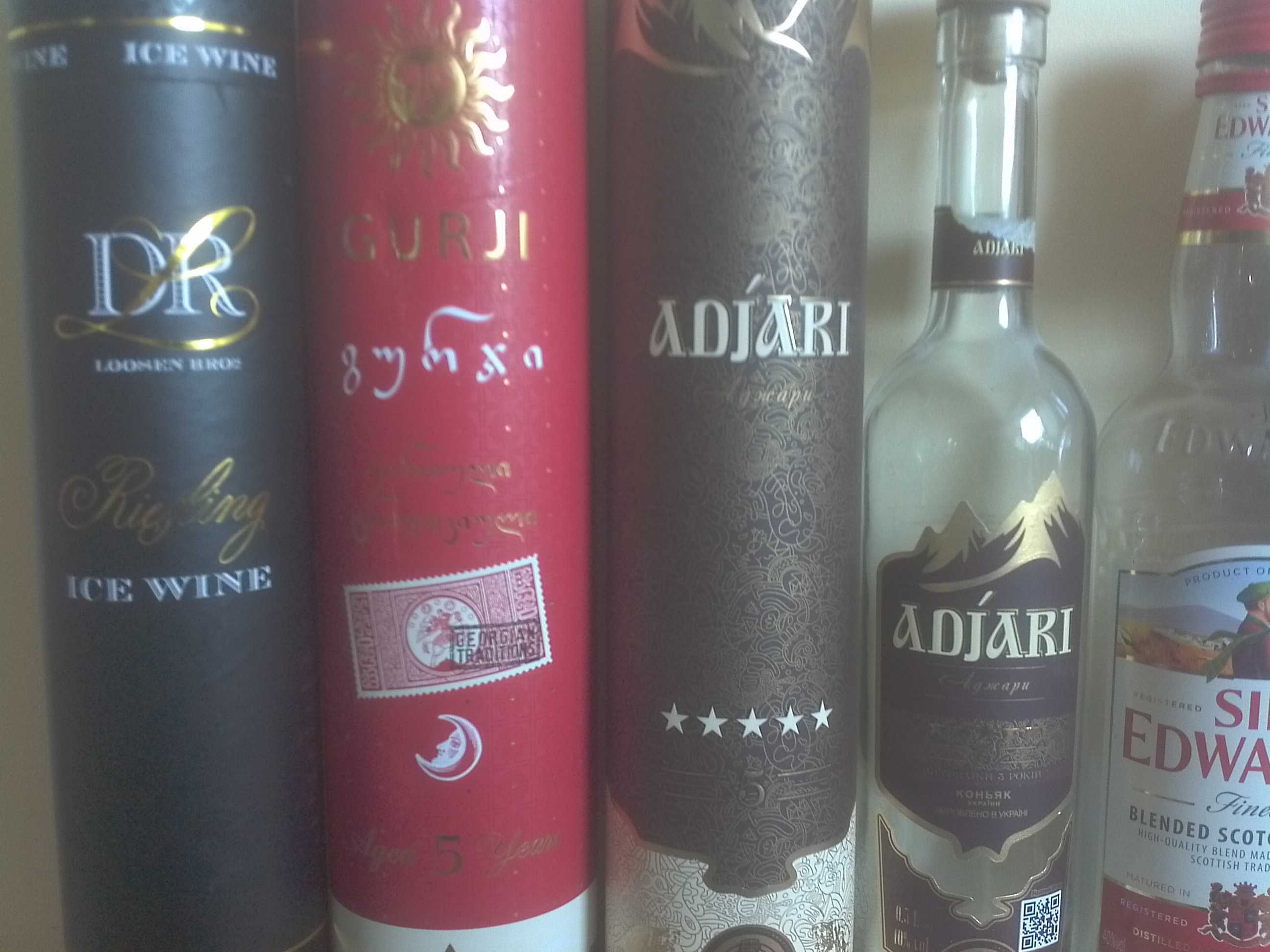 Бутылки в коробках подарочные.