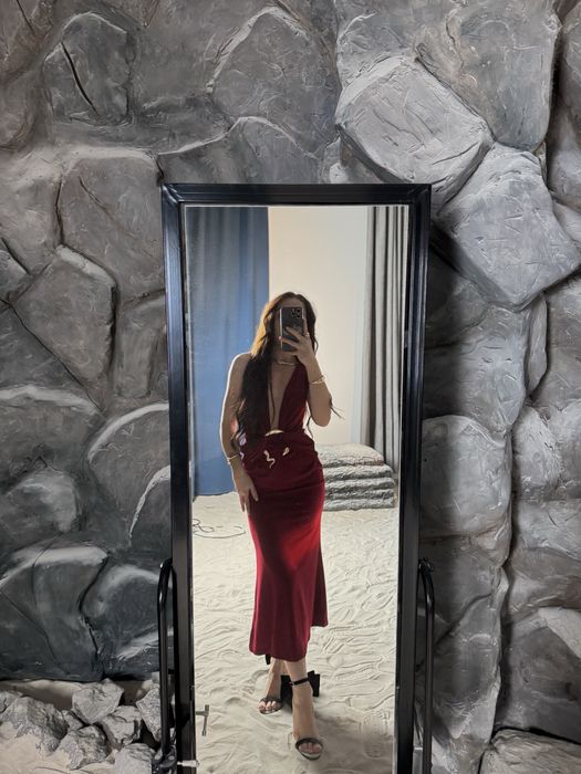 Червона сукня силуетна довга