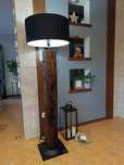 Lampa stojąca z belki