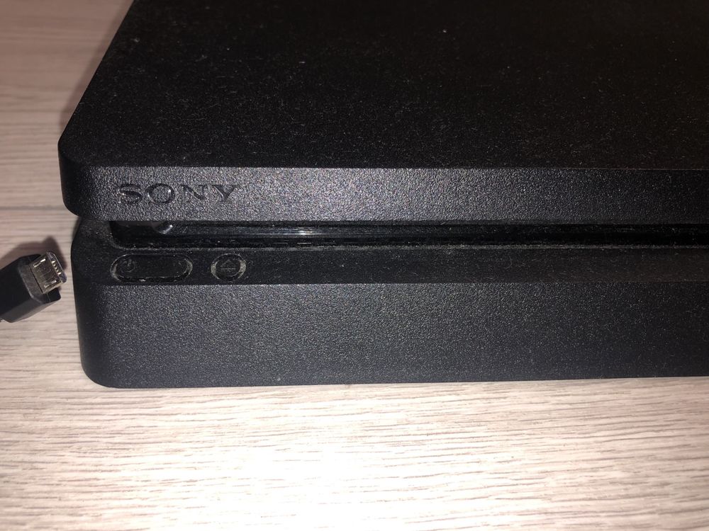 Konsola ps4 slim dwa pady dwie gry