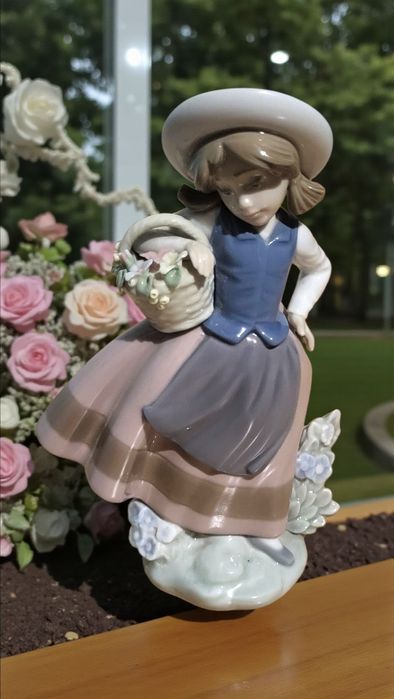 Figurka Lladro – Dziewczynka z koszem kwiatów
