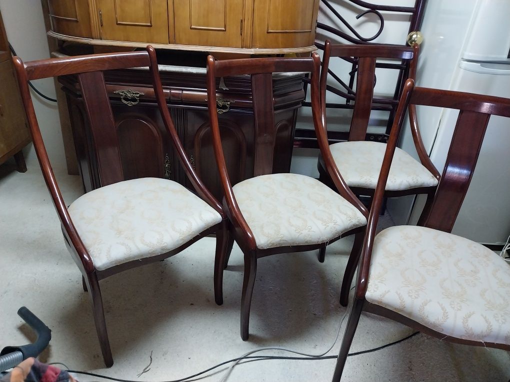 Quatro cadeiras.